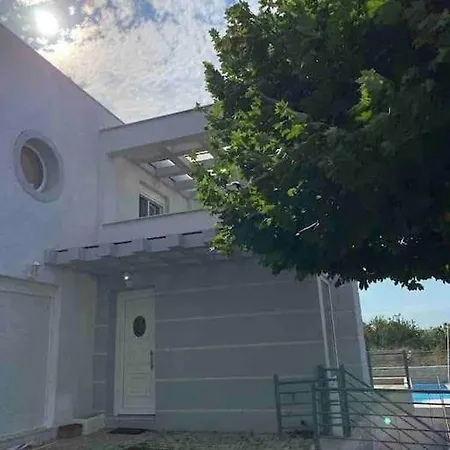 Spacious And Shiny ✻ Private Pool * Karianí